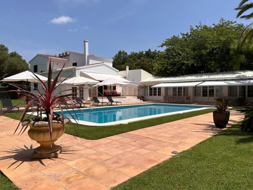 Piscina y jardín de la villa Las Golondrinas en Cap d'Artrutx con tumbonas y terraza
