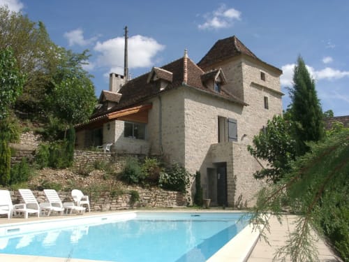 Gîte Chambres d'hôtes Les Pratges à Figeac avec piscine, façade en pierre et vue sur le jardin