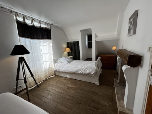 Chambre du Gîte Jardin aux Fleurs de Cerises, Le Plessis Luzarches : lit blanc, parquet foncé et vue sur le jardin