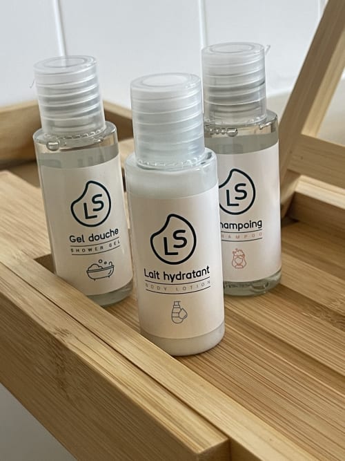 chambre d'hôtes Vendée les 15 chênes Puy du Fou chambre double produits de toilette 