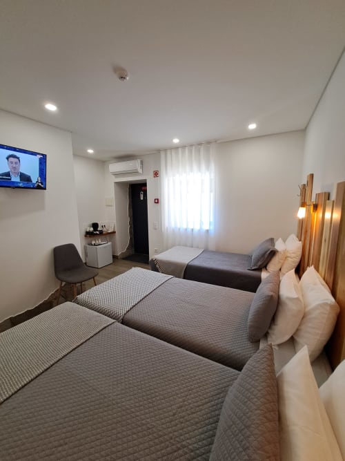Chambre triple moderne à l'Agrafonte à Paços de Ferreira avec trois lits simples, TV, climatisation et accessible