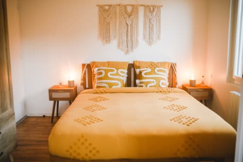 Chambre cosy Bobochic à Étretat avec linge de lit doré, décoration macramé et vue sur le jardin