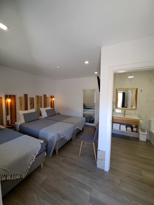 Chambre triple moderne à l'hôtel Agrafonte à Paços de Ferreira avec trois lits simples, salle de bain privée et design contemporain