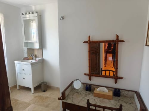 Miroir et éclairage de la salle de bain à la Magnanerie de Sainte Croix, B&B à Saint Hippolyte de Caton