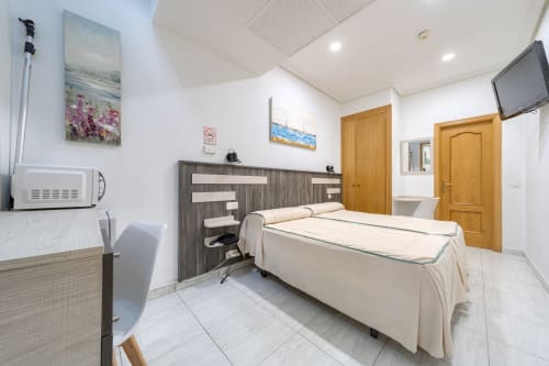 Habitación Doble en Hostal El Molino, Collado Villalba, con dos camas, cabecero de madera, TV y comodidades modernas