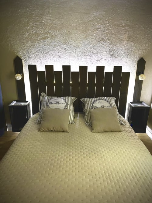 Chambre moderne de l'hôtel Le Paillot de Montabert à Troyes avec tête de lit noire, linge de lit crème et éclairage ambiant