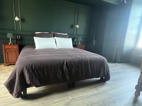 Spacieuse chambre aux murs vert foncé, parquet, lit queen avec literie anthracite à La Millière