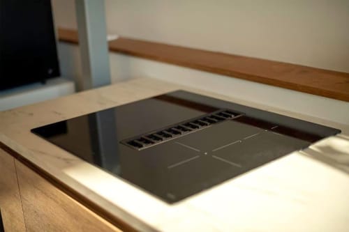 Ordinateur portable avec pavé tactile sur un bureau en bois dans la Loft Le Chic du gîte rural à Saint-Valéry-en-Caux, Normandie