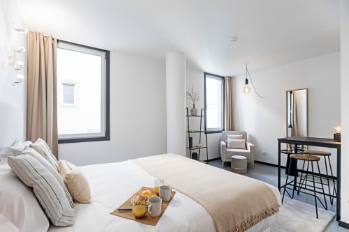 Moderno quarto estúdio no hotel Porto com cama, kitchenette, área de estar e vista para a cidade