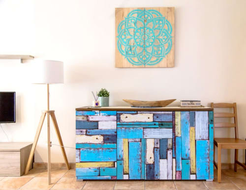 Commode turquoise en bois dans un appartement moderne à Corralejo Fuerteventura, décorée de mandala et d'éléments naturels