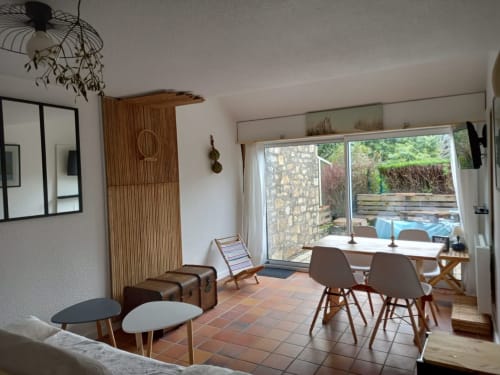 Séjour moderne avec table à manger, portes-fenêtres sur jardin et accès à la terrasse à Mer et Maisons, La Trinité sur Mer