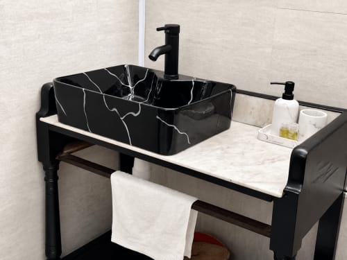 Lavabo en marbre noir moderne avec robinetterie chromée et plan de travail en marbre blanc au Domaine Valenquercy B&B à Le Vignon-en-Quercy