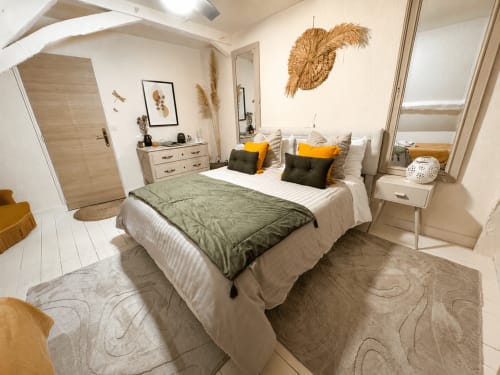 Chambre douillette au Domaine Valenquercy avec lit queen-size, vue jardin, touches jaunes et décoration rustique