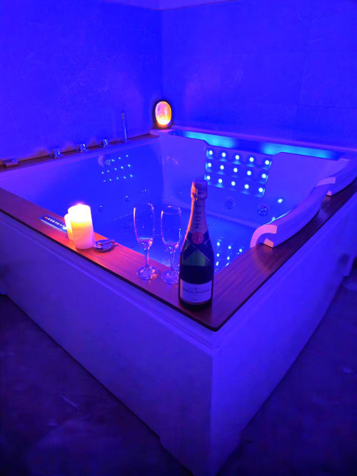 Luxueux jacuzzi spa avec éclairage LED, champagne et bougies à la Loft Le Chic des Gîtes Saint Valéry en Caux