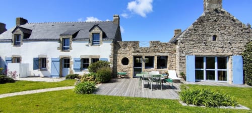 Villa Mer et Maisons à La Trinité sur Mer avec maisons blanches et en pierre, terrasse en bois, coin détente jardin, volets bleus et