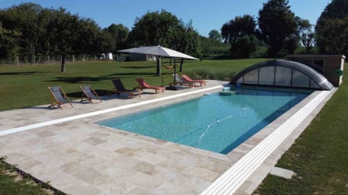 Piscine chauffée en plein air avec transats et parasol au gîte Le Domaine du Verger en Auge à La Lande-Saint-Léger, France