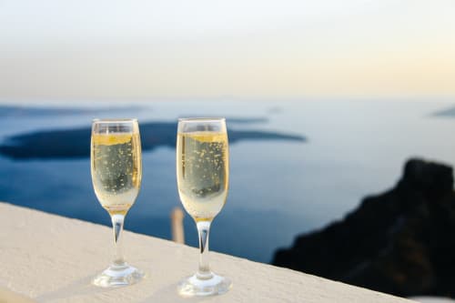 Dos copas de champagne con vino espumoso con vistas al mar azul en el Hotel Santorini, Belgrado