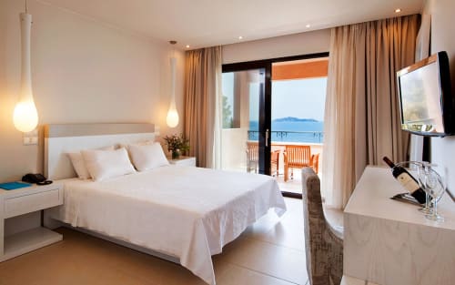 Habitación luminosa con vista al mar en Hotel Santorini Belgrade con balcón, comodidades modernas y vistas costeras