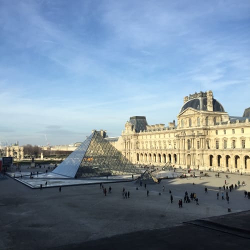 Cour du Louvre avec sa pyramide de verre et l'architecture classique du palais à Paris