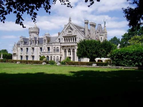 Manoir blanc orné avec jardins entretenus et pelouse verdoyante à Concarneau, France