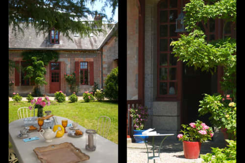 Petit déjeuner dans la cour du Manoir de Kériolet à Concarneau, avec jardins fleuris et bâtiment de briques recouvert de lierre