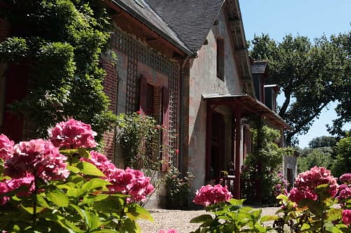 Des fleurs roses s'épanouissent au Petit Manoir de Kériolet, une charmante maison d'hôtes à Concarneau, France