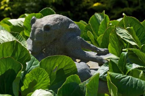 Sculpture d'éléphant en pierre entourée de verdure au Petit Manoir de Kériolet à Concarneau