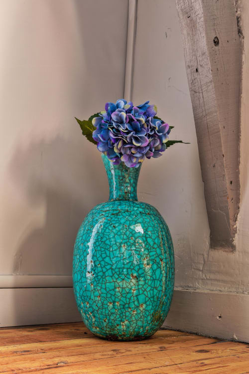 Hortensias bleus dans un vase turquoise craquelé au Petit Manoir de Kériolet, Concarneau