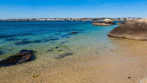 Crique de plage immaculée avec rochers de granit près du Petit Manoir de Kériolet, Concarneau, France