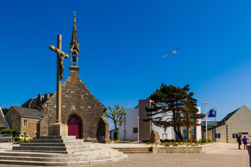 Petite chapelle en pierre avec crucifix sur la place de Concarneau, près du Petit Manoir de Kériolet