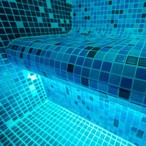 Piscine aux carrelages mosaïques bleus de La Cour d'Hortense, gîte à Sailly-Flibeaucourt, France