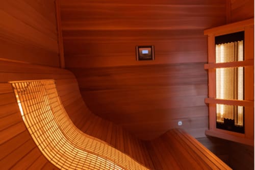 Sauna infrarouge à La Cour d'Hortense, Sailly-Flibeaucourt avec bancs en bois luminescents et panneau de contrôle de température