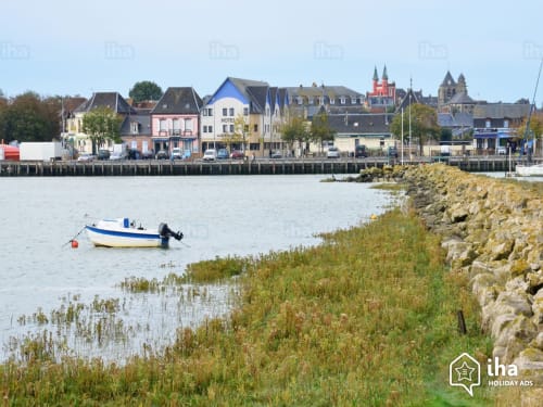 Charmant village fluvial de Sailly-Flibeaucourt avec bateau bleu et blanc et bâtiments historiques