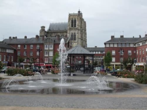 Charmante place historique avec fontaine, bâtiments en brique rouge et cathédrale à Sailly-Flibeaucourt