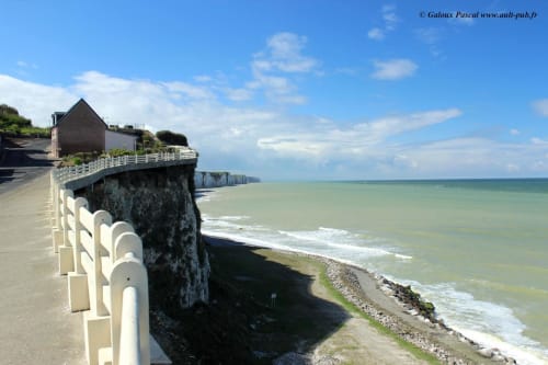 Propriété en bord de falaise à La Cour d'Hortense B&B à Sailly-Flibeaucourt, France avec balustrades blanches surplombant le turquoise