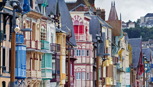 Bâtiments colorés de style victorien sur une rue pittoresque à Sailly-Flibeaucourt, France, près de La Cour d'Hortense