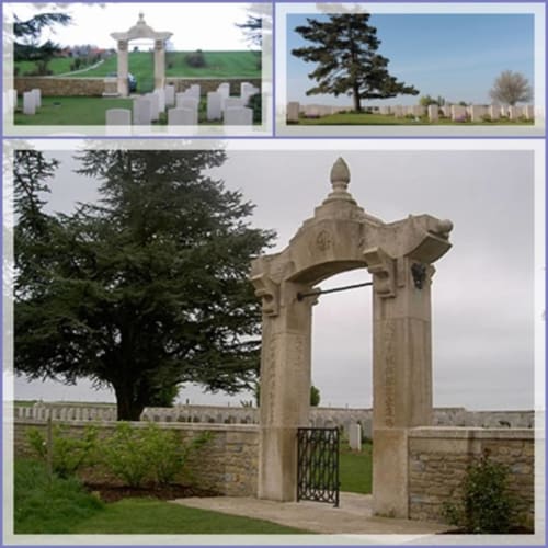 Monuments de cimetière militaire et portes commémoratives à Sailly-Flibeaucourt, France près de La Cour d'Hortense