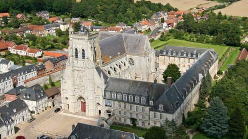 Vue aérienne de La Cour d'Hortense, un manoir en pierre historique à Sailly-Flibeaucourt, entouré de la campagne française.