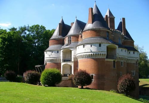 La Cour d'Hortense, gîte château à Sailly-Flibeaucourt avec tours en brique rouge et jardins entretenus