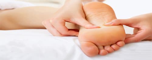 Mains massant un pied au spa La Cour d'Hortense, Sailly-Flibeaucourt