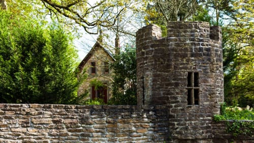 Tour en pierre historique et chaumière du Petit Manoir de Kériolet à Concarneau, France