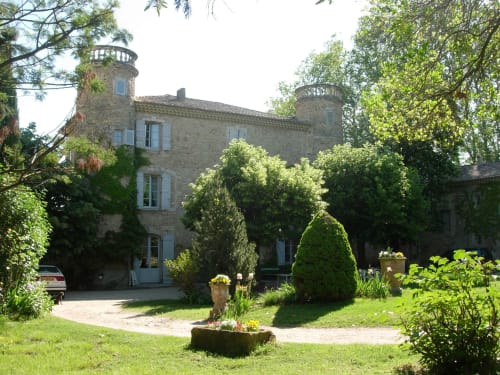 Castello in pietra del Domaine de Lamartine con torri circondato da lussureggianti giardini a Pont-Saint-Esprit, Francia
