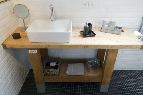 Modernes Badezimmer mit rechteckigem weißem Waschbecken, Holzarbeitsplatte und Regalen in der Wohnung Le Loft du Matelot