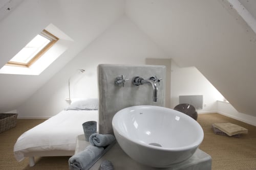 Chambre mansardée moderne avec vasque blanche, lit, puits de lumière et vue sur le port du gîte Les Filles du Bord de Mer.