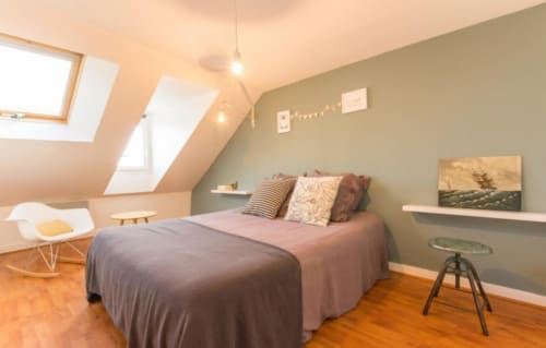 Chambre mansardée cosy aux Filles du Bord de Mer à Port-en-Bessin avec lit double, lucarne et vue sur mer