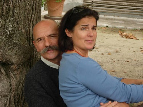 Due ospiti che posano insieme al Domaine de Lamartine B&B di Pont-Saint-Esprit, sorridenti vicino a un albero