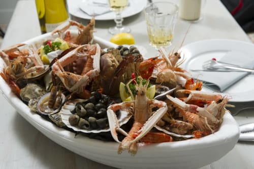 Plateau de fruits de mer raffiné avec langoustines, huîtres et palourdes aux Filles du Bord de Mer, Port-en-Bessin