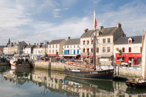 Charmant village portuaire avec bateaux traditionnels et bâtiments colorés aux Filles du Bord de Mer, Port-en-Bessin