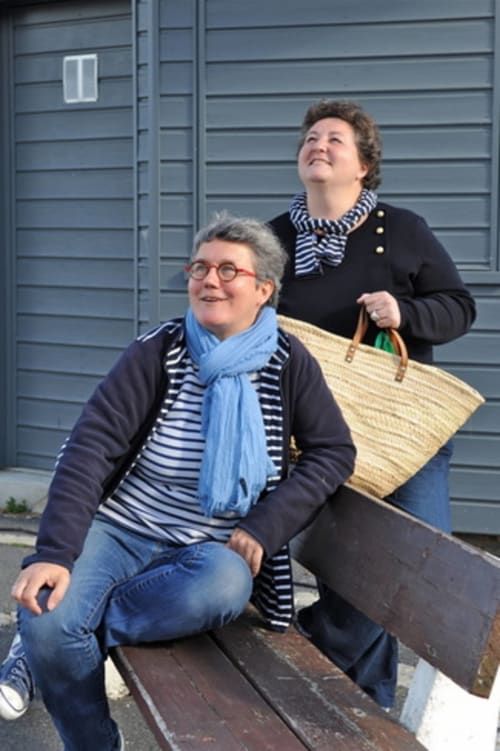 Deux femmes devant l'hôtel Les Filles du Bord de Mer à Port-en-Bessin, Normandie, France