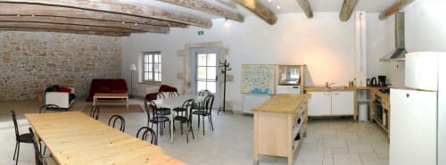 Grande cuisine et salle à manger commune au Domaine de Lamartine, chambres d'hôtes à Pont-Saint-Esprit, France.
